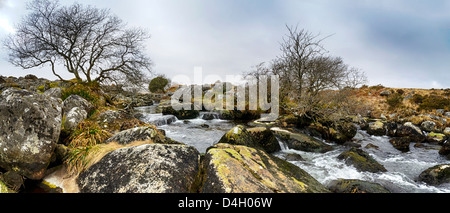 Un ancien pont au-dessus du clapet de granit Walla Brook près de Scorhill à Dartmoor Banque D'Images