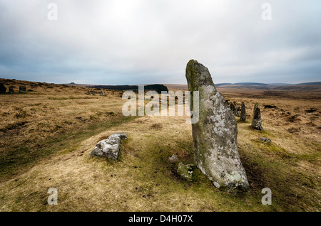 Comité permanent des pierres sur Scorhill stone circle à Dartmoor, également connu sous le nom de cercle de pierres ou Gidleigh côte raide Stone Circle. Banque D'Images