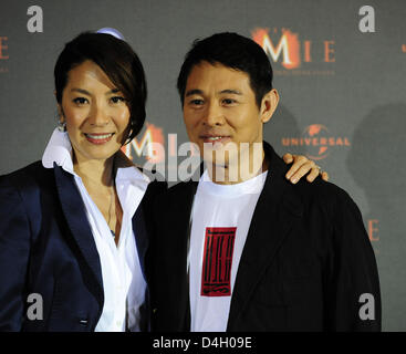 L'actrice malaisienne Michelle Yeoh et l'acteur chinois Jet Li posent au photocall pour leur film 'La momie : la tombe de l'Empereur Dragon' à Berlin, Allemagne, 23 juillet 2008. La troisième partie de la série "factices" est ouvert dans les salles allemandes le 07 août 2008. Photo : Soeren Stache Banque D'Images