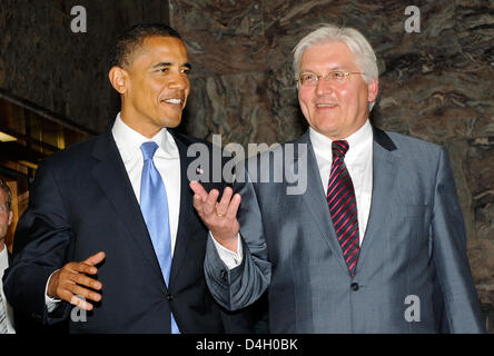 Le ministre allemand des affaires étrangères, Frank-Walter Steinmeier (R) et démocratique US Presidential contender Barack Obama adieu après pourparlers tenus à la Ministère des affaires étrangères à Berlin, Allemagne, 24 juillet 2008. Photo : GERO BRELOER Banque D'Images