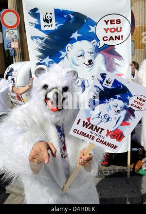 Déguisés en ours polaires, les activistes de l'organisation de l'environnement World Wide Fund for Nature (WWF) de déclarer sur des bannières "Oui vous pouvez - je veux que vous pour faire face au changement climatique" en face de la porte de Brandebourg à Berlin, Allemagne, 24 juillet 2008. Le WWF a appelé les militants candidat présidentiel américain démocratique Obama pour lutter contre le changement climatique. Obama est arrivé plus tard pour sa première visite en Allemagne. Pho Banque D'Images