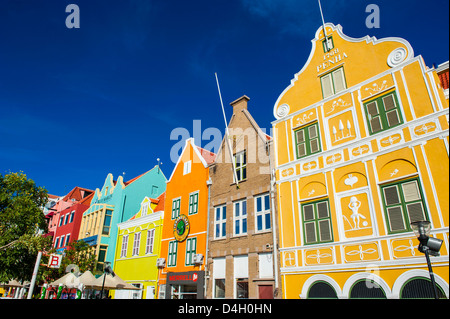 Le coloré néerlandais maisons au Sint Annabaai à Willemstad, UNESCO World Heritage Site, Curacao, ABC Islands, Caribbean Banque D'Images