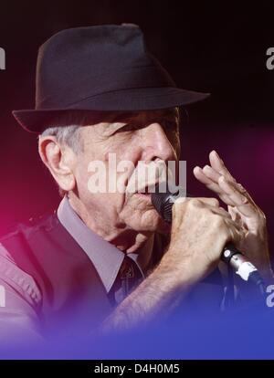 Rock-poète canadien Leonard Cohen effectue lors de son premier concert en Allemagne dans le cadre de sa tournée en Europe, l'Allemagne, Loerrach 25 juillet 2008. Le 73-year-old a donné son concert à l'avant de 5 000 fans à l''Stimmen' (voix) Festival. Cohen's show était déjà complet à la mi-juin. C'est sa première tournée en 15 ans. Photo : Rolf Haid Banque D'Images