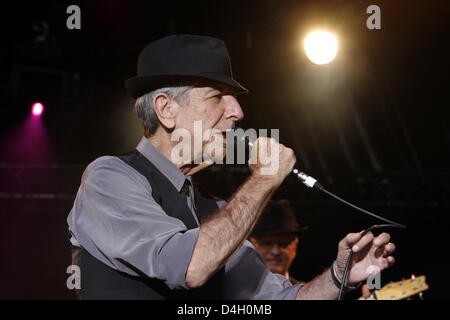 Rock-poète canadien Leonard Cohen effectue lors de son premier concert en Allemagne dans le cadre de sa tournée en Europe, l'Allemagne, Loerrach 25 juillet 2008. Le 73-year-old a donné son concert à l'avant de 5 000 fans à l''Stimmen' (voix) Festival. Cohen's show était déjà complet à la mi-juin. C'est sa première tournée en 15 ans. Photo : Rolf Haid Banque D'Images