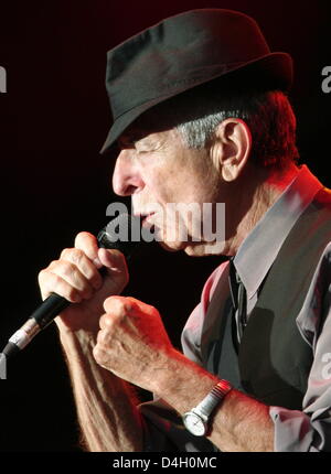 Rock-poète canadien Leonard Cohen effectue lors de son premier concert en Allemagne dans le cadre de sa tournée en Europe, l'Allemagne, Loerrach 25 juillet 2008. Le 73-year-old a donné son concert à l'avant de 5 000 fans à l''Stimmen' (voix) Festival. Cohen's show était déjà complet à la mi-juin. C'est sa première tournée en 15 ans. Photo : Rolf Haid Banque D'Images