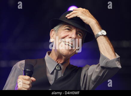 Rock-poète canadien Leonard Cohen effectue lors de son premier concert en Allemagne dans le cadre de sa tournée en Europe, l'Allemagne, Loerrach 25 juillet 2008. Le 73-year-old a donné son concert à l'avant de 5 000 fans à l''Stimmen' (voix) Festival. Cohen's show était déjà complet à la mi-juin. C'est sa première tournée en 15 ans. Photo : Rolf Haid Banque D'Images