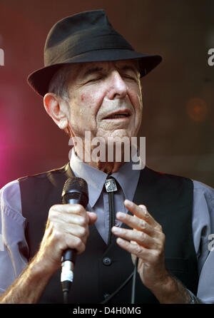 Rock-poète canadien Leonard Cohen effectue lors de son premier concert en Allemagne dans le cadre de sa tournée en Europe, l'Allemagne, Loerrach 25 juillet 2008. Le 73-year-old a donné son concert à l'avant de 5 000 fans à l''Stimmen' (voix) Festival. Cohen's show était déjà complet à la mi-juin. C'est sa première tournée en 15 ans. Photo : Rolf Haid Banque D'Images