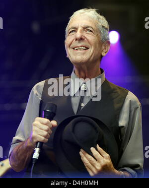 Rock-poète canadien Leonard Cohen effectue lors de son premier concert en Allemagne dans le cadre de sa tournée en Europe, l'Allemagne, Loerrach 25 juillet 2008. Le 73-year-old a donné son concert à l'avant de 5 000 fans à l''Stimmen' (voix) Festival. Cohen's show était déjà complet à la mi-juin. C'est sa première tournée en 15 ans. Photo : Rolf Haid Banque D'Images