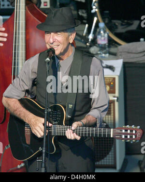 Rock-poète canadien Leonard Cohen effectue lors de son premier concert en Allemagne dans le cadre de sa tournée en Europe, l'Allemagne, Loerrach 25 juillet 2008. Le 73-year-old a donné son concert à l'avant de 5 000 fans à l''Stimmen' (voix) Festival. Cohen's show était déjà complet à la mi-juin. C'est sa première tournée en 15 ans. Photo : Rolf Haid Banque D'Images