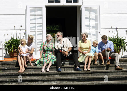 La reine Margrethe du Danemark (3-L) et le Prince consort Henrik (C)s'asseoir au soleil avec la Princesse Alexandra zu Sayn-Wittgenstein-Berleburg (L) avec sa fille Comtesse Ingrid von Pfeil und Klein-Ellguth et la Princesse Benedikte (3-R), la sœur de la reine, son petit-enfant compter Richard von Pfeil und Klein-Ellguth et à son gendre Comte Jefferson-Friedrich Volker Benjamin von Pfeil et Kle Banque D'Images