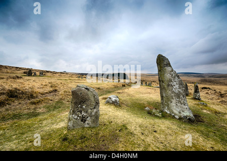 Comité permanent des pierres sur Scorhill stone circle à Dartmoor, également connu sous le nom de cercle de pierres ou Gidleigh côte raide Stone Circle. Banque D'Images