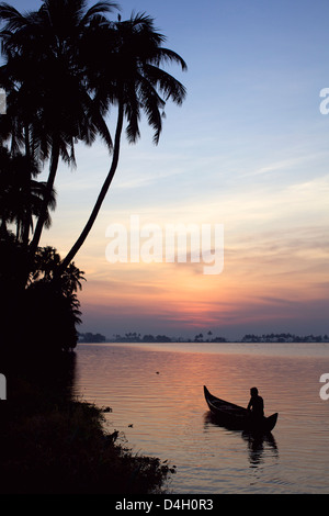 Dans les backwaters dans le domaine de l'Allepey, Kerala, Inde Banque D'Images