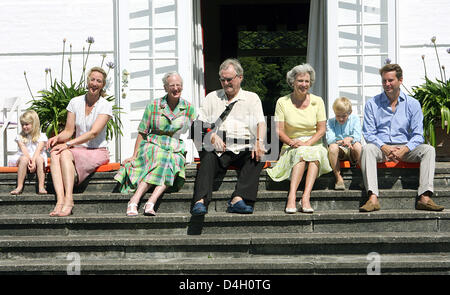 La reine Margrethe du Danemark (3-L) et le Prince consort Henrik (C)s'asseoir au soleil avec la Princesse Alexandra zu Sayn-Wittgenstein-Berleburg (L) avec sa fille Comtesse Ingrid von Pfeil und Klein-Ellguth et la Princesse Benedikte (3-R), la sœur de la reine, son petit-enfant compter Richard von Pfeil und Klein-Ellguth et à son gendre Comte Jefferson-Friedrich Volker Benjamin von Pfeil et Kle Banque D'Images