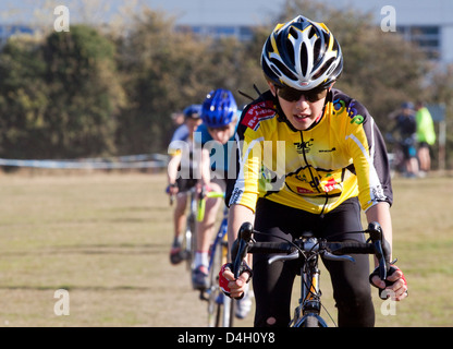 Jeune en compétition dans un cyclo-cross. Banque D'Images