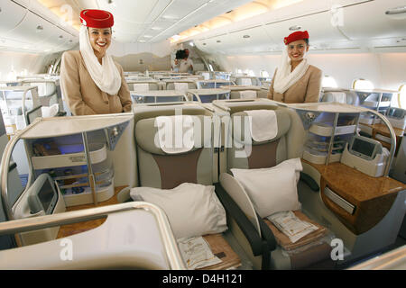 Les agents de bord poser dans la classe affaires du premier Airbus A380, qui a été remis à l'Arabian airline 'Unis' à l'usine Airbus à Hambourg, Allemagne, 28 juillet 2008. Le premier vol prévu aura lieu le 01 août, battant de Dubaï à New York. 'Unis' commandé 58 A380, actuellement le plus gros avion de passagers. Photo : MAURIZIO GAMBARINI Banque D'Images