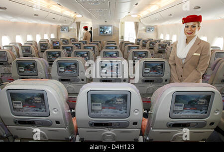 Un préposé de vol pose dans la classe affaires du premier Airbus A380, qui a été remis à l'Arabian airline 'Unis' à l'usine Airbus à Hambourg, Allemagne, 28 juillet 2008. Le premier vol prévu aura lieu le 01 août, battant de Dubaï à New York. 'Unis' commandé 58 A380, actuellement le plus gros avion de passagers. Photo : MAURIZIO GAMBARINI Banque D'Images