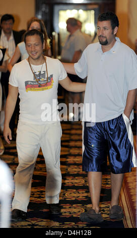 Acteurs américains Adam Sandler (R) et Rob Schneider sont illustrés lors d'un appel de la photo à Berlin, Allemagne, 28 juillet 2008. Leur film 'Leg Dich nicht mit Zohan un' (titre original : 'Vous ne salissez pas avec le Zohan') peut être vu dans les salles allemandes du 14 août 2008. Sandler joue le rôle d'un agent supérieur du Mossad israélien, qui décide soudainement de devenir coiffeur à New York. Photo : Banque D'Images