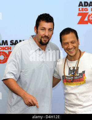 Acteurs américains Adam Sandler (L) et Rob Schneider photographiée lors d'une photo à Berlin, Allemagne, 28 juillet 2008. Leur film 'Leg Dich nicht mit Zohan un' (titre original : 'Vous ne salissez pas avec le Zohan') peut être vu dans les salles allemandes du 14 août 2008. Sandler joue le rôle d'un agent supérieur du Mossad israélien, qui décide soudainement de devenir coiffeur à New York. Photo : LA PLUIE Banque D'Images