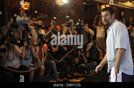 Nous actorsAdam Sandler photographié lors d'une photo à Berlin, Allemagne, 28 juillet 2008. Son nouveau film 'Leg Dich nicht mit Zohan un' (titre original : 'Vous ne salissez pas avec le Zohan') peut être vu dans les salles allemandes à partir du 14 août 2008. Sandler joue le rôle d'un agent supérieur du Mossad israélien, qui décide soudainement de devenir coiffeur à New York. Photo : RAINER JENSEN Banque D'Images