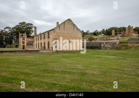 Ruines du bâtiment à Port Arthur, la Tasmanie qui était autrefois une colonie pénitentiaire de l'Australie de faire condamner en route. Banque D'Images