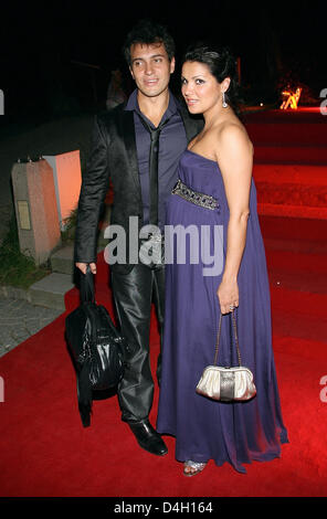 La soprano russe Anna Netrebko (R) et son fiancé basse-baryton uruguayen Erwin Schrott arrivent pour l'Audi Night party après la première de 'Don Giovanni' à Salzbourg, Autriche, 27 juillet 2008. La mise en scène du célèbre opéra de Wolfgang Amadeus Mozart a lancé le Festival de Salzbourg 2008. Photo : Ursula Dueren Banque D'Images