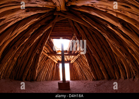 Intérieur de hogan Navajo habitation traditionnelle et cérémoniale, structure, Monument Valley Navajo Tribal Park, Utah, USA Banque D'Images