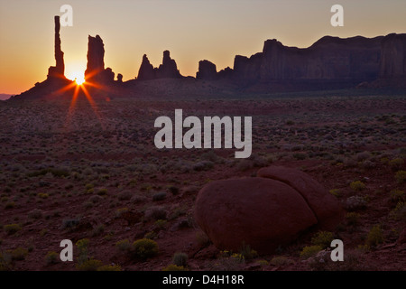 Aube sur Totem, Monument Valley Navajo Tribal Park, Utah, USA Banque D'Images