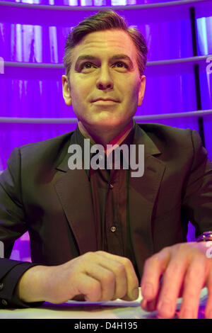 Cire de l'acteur américain George Clooney est exposée dans le musée de cire Madame Tussauds de Berlin, Allemagne, 03 juillet 2008. Le célèbre musée de cire a ouvert sa huitième worlwide branche dans la capitale allemande. Les visiteurs peuvent explorer huit domaines thématiques sur 2 500 mètres carrés d'espace d'exposition. Photo : Arno Burgi Banque D'Images