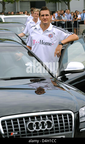 FC Bayern Munich player Miroslav Klose se trouve à côté de sa nouvelle voiture par team sponsor Audi à Ingolstadt, Allemagne, le 29 juillet 2008. La remise a été suivie par de nombreux fans. Photo : Karl-Josef Opim Banque D'Images