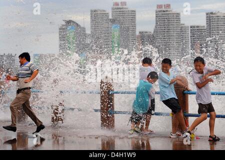 People pack la plage de Qingdao, Chine, 30 juillet 2008. Les Jeux Olympiques de Beijing 2008, s'amorcera le 08 août 2008. Photo : Grimm par les pairs Banque D'Images