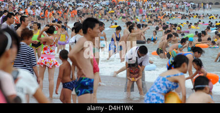 People pack la plage de Qingdao, Chine, 30 juillet 2008. Les Jeux Olympiques de Beijing 2008, s'amorcera le 08 août 2008. Photo : Grimm par les pairs Banque D'Images