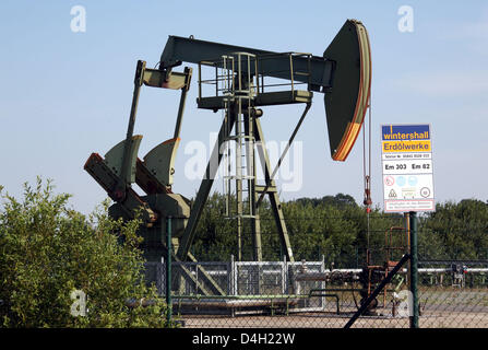 Un 'Winterhall' sign post vu en face d'une pompe à huile de type pumpjack près de Emlichheim, comté de Bentheim, Allemagne, 28 juillet 2008. Depuis 60 ans l'énergie à base de Kassel 'fournisseur' Wintershall a été la production de pétrole dans la région frontalière pour les Pays-Bas. 150 000 tonnes de pétrole sont transportées par an. Photo : Uwe Zucchi Banque D'Images