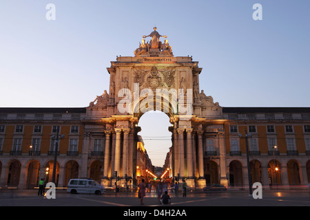 Le crépuscule et l'écran lumineux de la rue Augusta (Arco da Rua Augusta), Place du Commerce (Praça do Comercio), la Baixa, Lisbonne, Portugal Banque D'Images