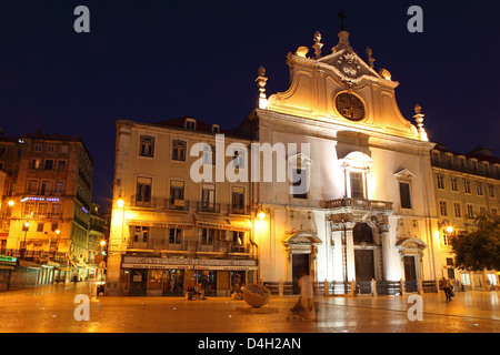 Le style Baroque Leitaria église Sao Domingos, illuminé la nuit, dans le quartier de Baixa, Lisbonne, Portugal Banque D'Images