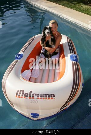 Maja Synke Princesse de Hohenzollern se trouve dans un canot en caoutchouc avec elle son chien 'Klitschko' dans un jardin à Marbella, Espagne, 26 juillet 2008. Maja de Hohenzollern vit en ce moment dans une maison en andalousie avec cinq chiens, chiots cinq et deux chats, qu'elle a sauvé de la rue ou le meurtre. Maja de Hohenzollern vend ses animaux et maisons luxueusement conçu chambres sur l'inte Banque D'Images