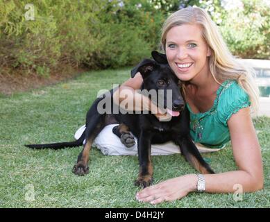 Maja Synke Princesse de Hohenzollern pose avec son chien 'Chico' dans un jardin à Marbella, Espagne, 26 juillet 2008. Maja de Hohenzollern vit en ce moment dans une maison en andalousie avec cinq chiens, chiots cinq et deux chats, qu'elle a sauvé de la rue ou le meurtre. Maja de Hohenzollern vend ses animaux et maisons luxueusement conçu d'appoint sur internet. Photo : Jens Kalaene Banque D'Images