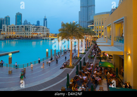 Restaurants près de la fontaine, le centre commercial de Dubaï, Dubaï, Émirats arabes unis, Moyen Orient Banque D'Images