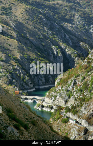 Les canyons et les romantiques ruelles capturé sur le chemin de la petite ville pittoresque de Arpino à Scanno dans la région des Abruzzes en Italie, 25 août 2008. Scanno avec sa pittoresque vieille ville et ses petites ruelles est une des destinations touristiques les plus populaires dans la région des Abruzzes. La petite ville est entourée de collines jusqu'à 2 000 mètres de haut à la frontière nord-est de l'Abruzzo Na Banque D'Images