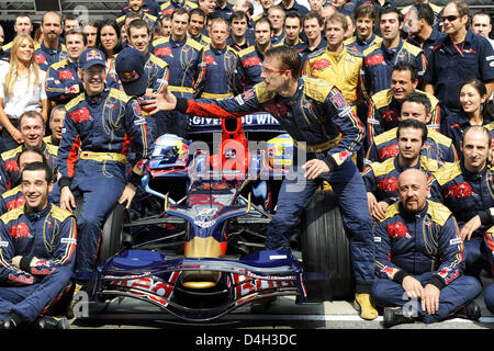 L'allemand Sebastian Vettel, pilote de Formule 1 (2-L) et son coéquipier français Sébastien Bourdais (C-R) posent avec l'équipe au cours d'une séance photo de Scuderia Toro Rosso-Ferrari avant la Formule 1 Grand Prix de Chine au Circuit International de Shanghai, Allemagne, 19 octobre 2008. Photo : JENS BUETTNER Banque D'Images