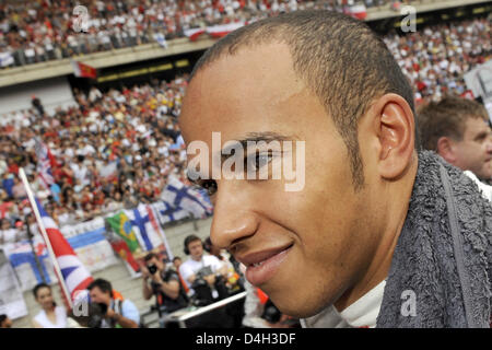 La pilote de Formule 1 Lewis Hamilton McLaren Mercedes de smiles dans la grille avant le début de la Formule 1 Grand Prix de Chine au Circuit International de Shanghai, Allemagne, 19 octobre 2008. Hamilton a remporté l'avant-dernière course de la saison et est maintenant sept points d'écart de rival Felipe Massa de la Scuderia Ferrari. Photo : JENS BUETTNER Banque D'Images