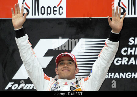 La pilote de Formule 1 Lewis Hamilton McLaren Mercedes de Formule 1 gagner le célèbre Grand Prix de Chine au Circuit International de Shanghai, Allemagne, 19 octobre 2008. Hamilton a remporté l'avant-dernière course de la saison et est maintenant sept points d'écart de rival Felipe Massa de la Scuderia Ferrari. Photo : JENS BUETTNER Banque D'Images