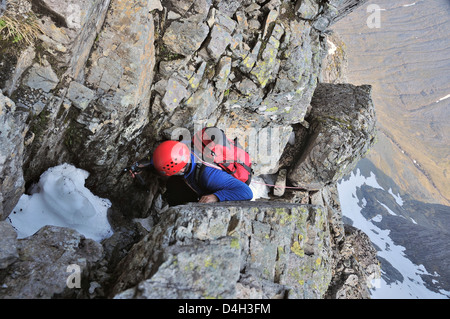 Climber ascending la grande tour sur Tower Ridge, Ben Nevis, un itinéraire classique et populaire, l'été et l'hiver Banque D'Images