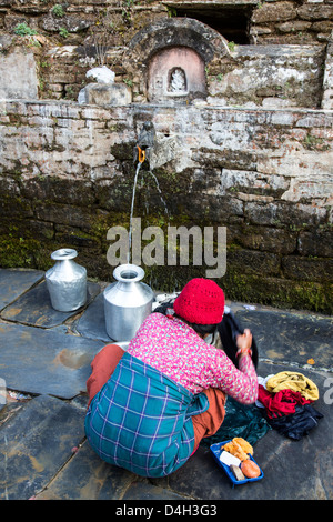 Teendhara, printemps et fontaine à eau à Bandipur, Népal Banque D'Images