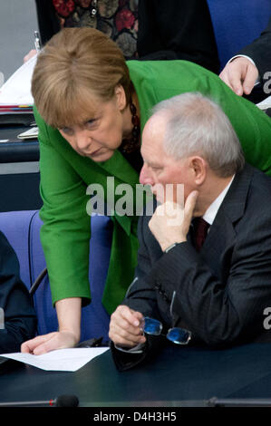La chancelière allemande Angela Merkel s'entretient avec le ministre des Finances, Wolfgang Schaeuble au cours d'une réunion du Bundestag à Berlin, Allemagne, le 14 mars 2013. Photo : MAURIZIO GAMBARINI Banque D'Images