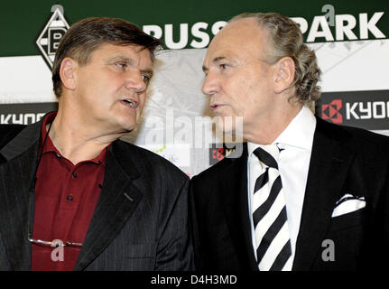 Bundesliga club Borussia Moenchengladbach's nouvel entraîneur-chef Hans Meyer (L) des entretiens avec le président du club Rolf Koenigs (R) lors de sa présentation à Moenchengladbach, Allemagne, 19 octobre 2008. Meyer a été l'entraîneur-chef du club de 1999 à 2003, moment où il a sauvé la 2ème division de la relégation et promu l'équipe de 1re division. Photo : FEDERICO GAMBARINI Banque D'Images