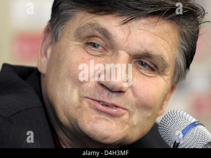 Bundesliga club Borussia Moenchengladbach's nouvel entraîneur-chef Hans Meyer sourit à sa présentation à Moenchengladbach, Allemagne, 19 octobre 2008. Meyer a été l'entraîneur-chef du club de 1999 à 2003, moment où il a sauvé la 2ème division de la relégation et promu l'équipe de 1re division. Photo : FEDERICO GAMBARINI Banque D'Images