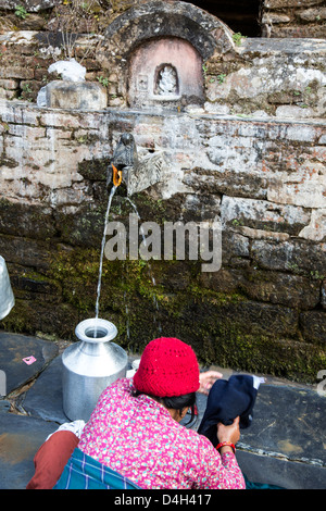 Teendhara, printemps et fontaine à eau à Bandipur, Népal Banque D'Images