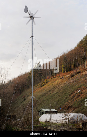 Éolienne, polytunnel et cabine en bois avec panneaux solaires sur le site de développement à faible impact, Tir Sisial, Pays de Galles, Royaume-Uni Banque D'Images