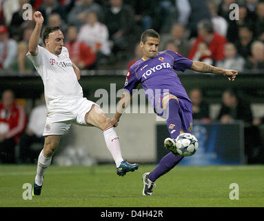 Franck Ribery (L) du FC Bayern Munich rivalise pour le bal avec Felipe Melo de la Fiorentina lors de la Ligue des Champions Groupe F match à l'Allianz Arena de Munich, Allemagne, 21 octobre 2008. Munich a défait l'équipe de Florence 3-0. Photo : Daniel Karmann Banque D'Images