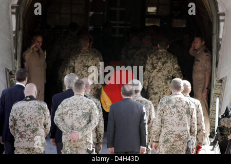 Les cercueils avec les dépouilles de deux soldats allemands sont en cours de chargement à bord d'un avion Transall de l'Armée allemande sur 1 aérodrome de Kunduz, Afghanistan, 22 octobre 2008. Avec un service deuil la Bundeswehr a dit au revoir à deux soldats allemands tués au cours d'une attaque suicide en Afghanistan. Photo : Bundeswehr Banque D'Images